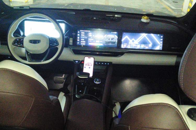 Used Geely Auto Monjaro L 2021 2.0TD DCT EVO Two-Wheel Drive Smart Luxury Version Center Console