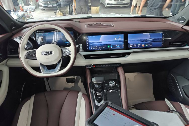 Used Geely Auto Monjaro L 2021 2.0TD High-Power Automatic All-Wheel-Drive Flagship Version Center Console