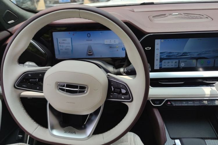 Used Geely Auto Monjaro L 2021 2.0TD High-Power Automatic All-Wheel Drive Luxury Version Center Console