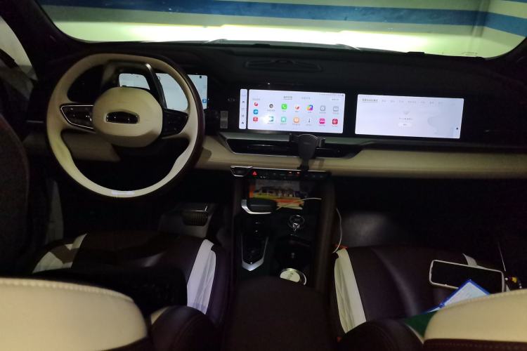 Used Geely Auto Monjaro L 2021 2.0TD DCT EVO Two-Wheel Drive Prestige Version Center Console