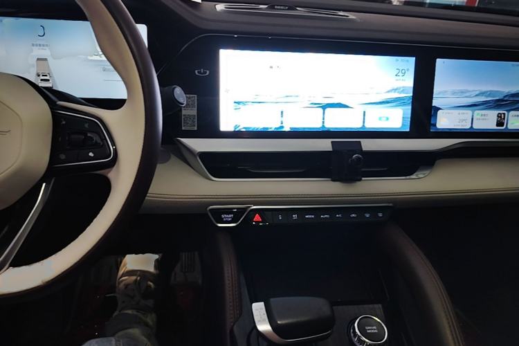 Used Geely Auto Monjaro L 2021 2.0TD DCT EVO Two-Wheel Drive Prestige Version Center Console