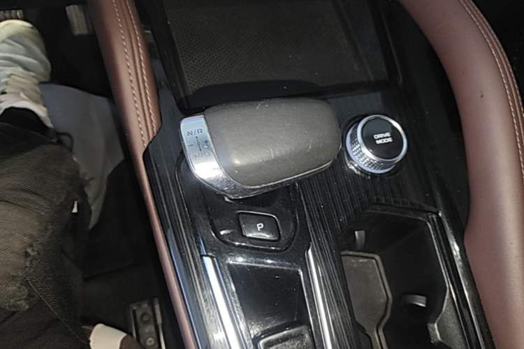 Used Geely Auto Monjaro L 2021 2.0TD DCT EVO Two-Wheel Drive Prestige Version Gear Lever
