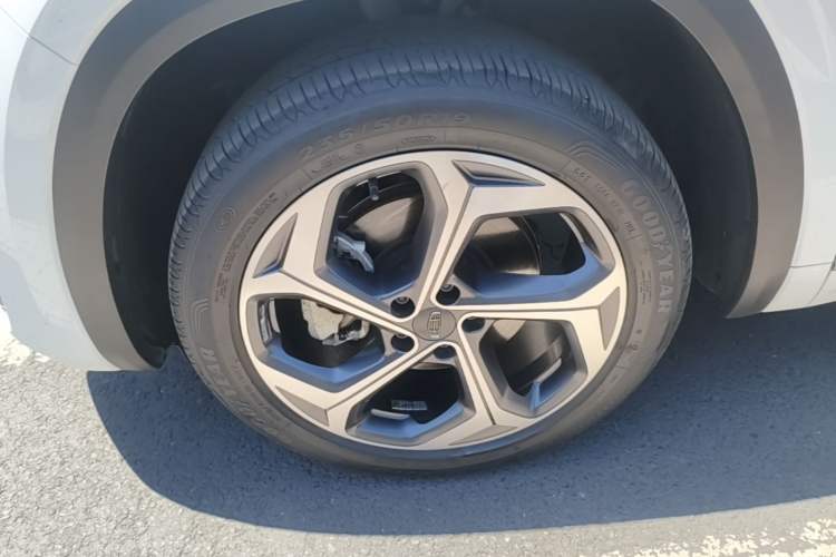 Used Geely Auto Monjaro L 2021 2.0TD DCT EVO Two-Wheel Drive Prestige Version Left Front Wheel Hub