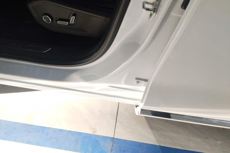 Used Geely Auto Monjaro L 2021 2.0TD High-Power Automatic All-Wheel Drive Luxury Version Left Side Sill