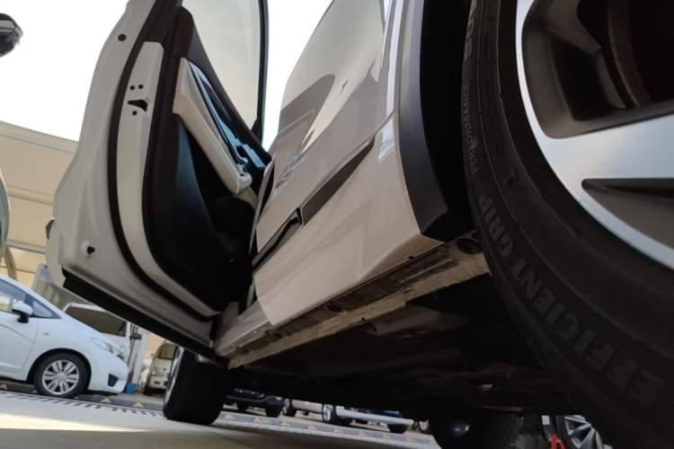Used Geely Auto Monjaro L 2021 2.0TD DCT EVO Two-Wheel Drive Prestige Version Left Side Sill