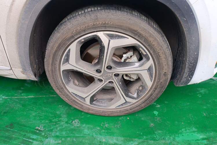 Used Geely Auto Monjaro L 2021 2.0TD DCT EVO Two-Wheel Drive Prestige Version Right Front Wheel Hub