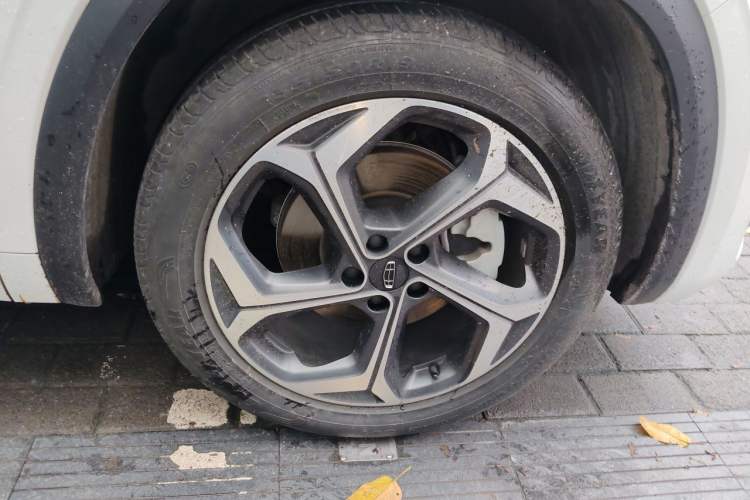 Used Geely Auto Monjaro L 2021 2.0TD DCT EVO Two-Wheel Drive Prestige Version Right Front Wheel Hub