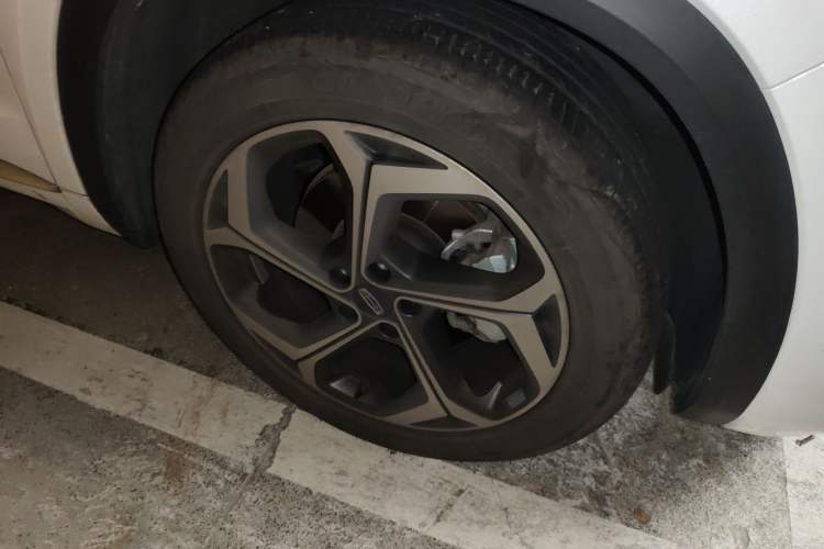 Used Geely Auto Monjaro L 2021 2.0TD DCT EVO Two-Wheel Drive Prestige Version Right Front Wheel Hub