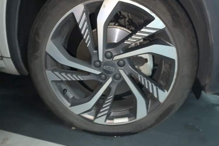 Used Geely Auto Monjaro L 2021 2.0TD DCT EVO Two-Wheel-Drive Flagship Version Right Front Wheel Hub