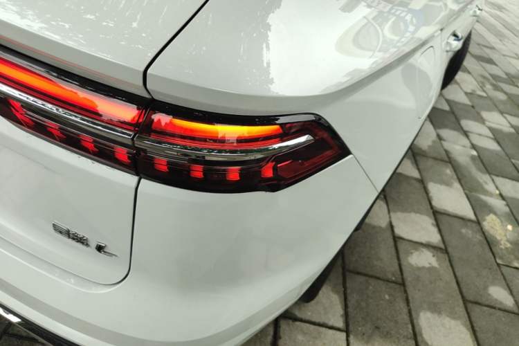 Used Geely Auto Monjaro L 2021 2.0TD DCT EVO Two-Wheel Drive Smart Luxury Version Right Rear Taillight