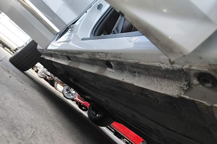Used Geely Auto Monjaro L 2021 2.0TD High-Power Automatic All-Wheel-Drive Flagship Version Right Side Sill