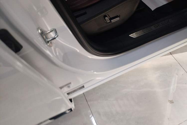 Used Geely Auto Monjaro L 2021 2.0TD High-Power Automatic All-Wheel Drive Luxury Version Right Side Sill