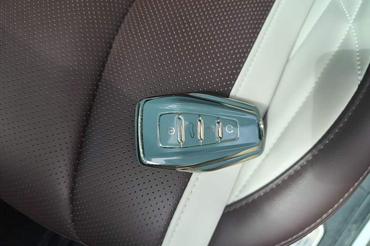 Used Geely Auto Monjaro L 2021 2.0TD DCT EVO Two-Wheel Drive Smart Luxury Version Vehicle Key