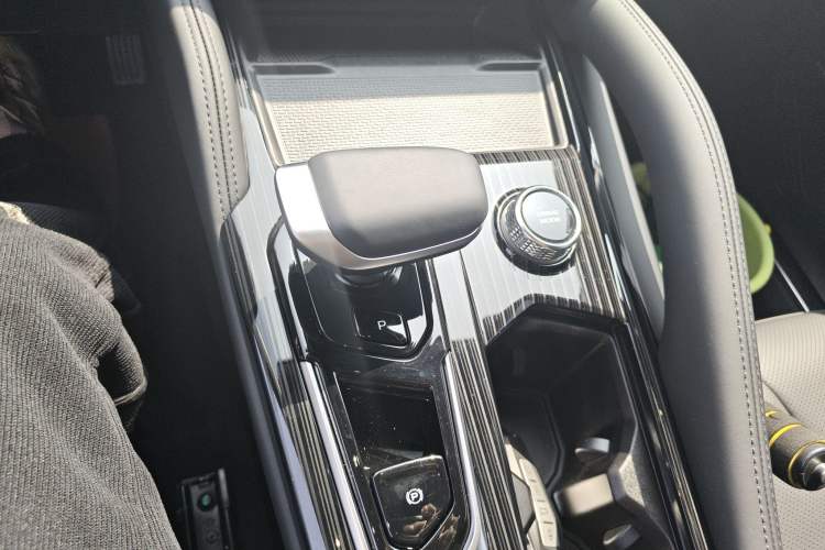 Used Geely Auto Monjaro L 2023 2.0TD High-Power Automatic Two-Wheel Drive Flagship Version Gear Lever
