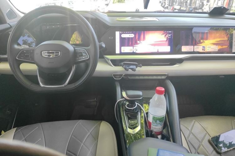 Used Geely Auto Monjaro L 2023 2.0TD High-Power Automatic Two-Wheel Drive Flagship Version Center Console
