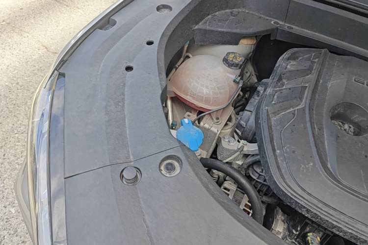 Used Geely Auto Monjaro L 2023 2.0TD High-Power Automatic Two-Wheel Drive Flagship Version Engine Bay Right