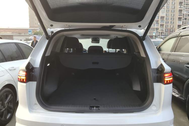 Used Geely Auto Monjaro L 2023 2.0TD High-Power Automatic Two-Wheel Drive Flagship Version Trunk