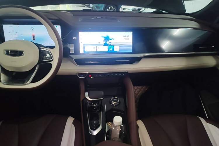 Used Geely Auto Monjaro L 2024 2.0TD High-Power Automatic Two-Wheel Drive Yunqi Version Audio And AC Panel