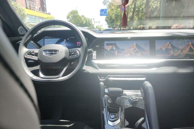Used Geely Auto Monjaro L 2024 2.0TD High-Power Automatic Two-Wheel Drive Skyline Edition Audio And AC Panel