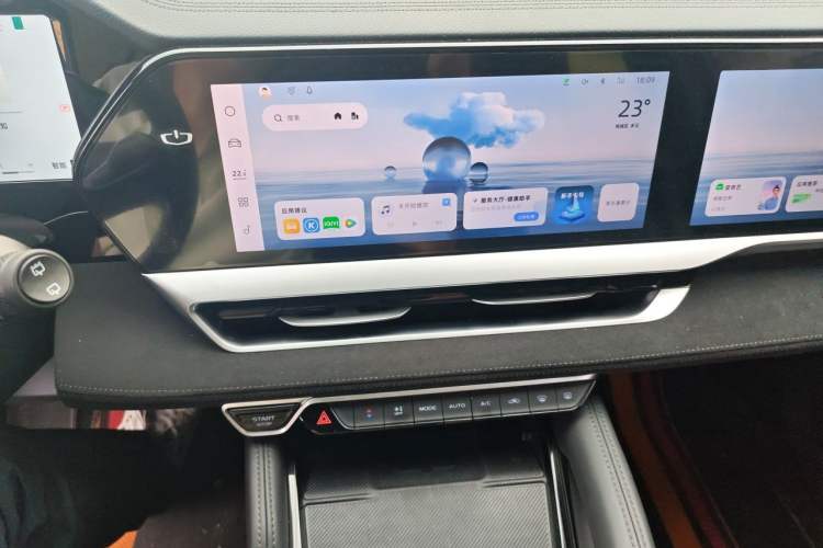 Used Geely Auto Monjaro L 2024 2.0TD High-Power Automatic Two-Wheel Drive Skyline Edition Audio And AC Panel