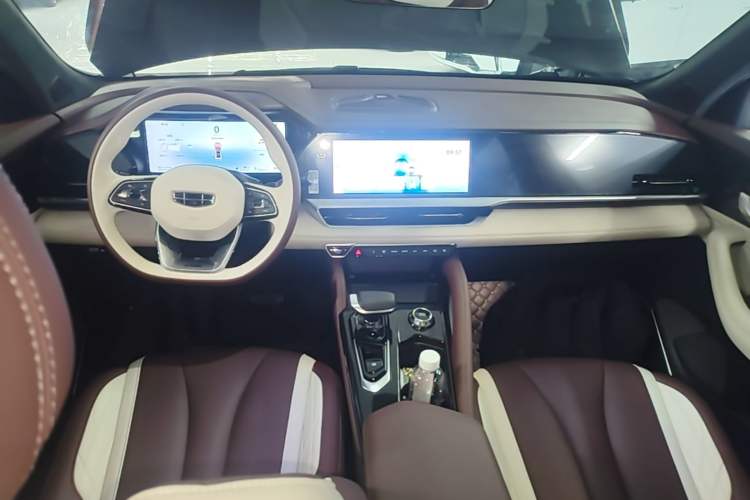 Used Geely Auto Monjaro L 2024 2.0TD High-Power Automatic Two-Wheel Drive Yunqi Version Center Console