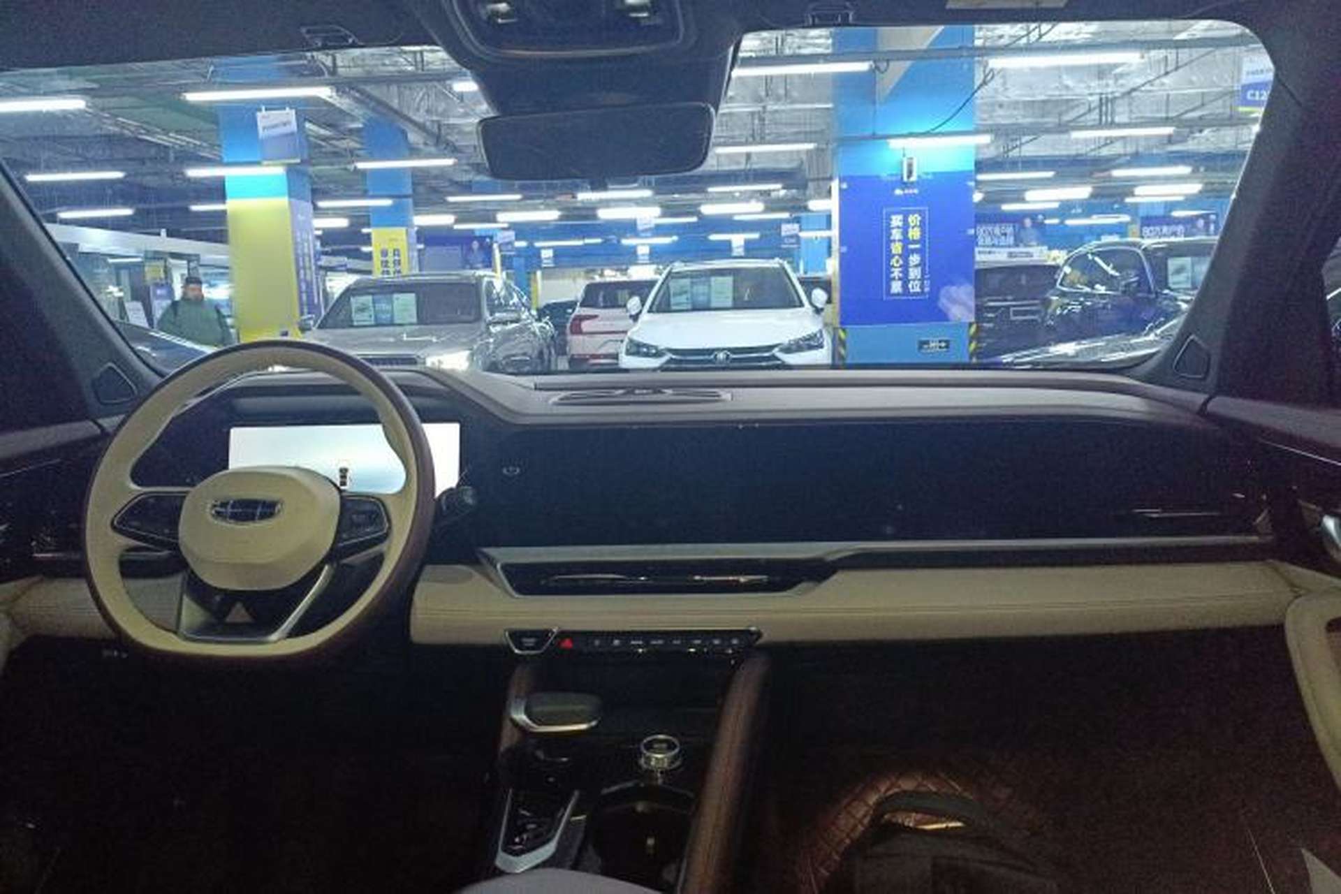 Used Geely Auto Monjaro L 2024 2.0TD High-Power Automatic Two-Wheel Drive Yunqi Version Center Console