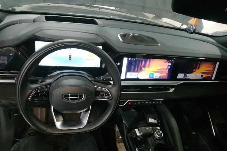 Used Geely Auto Monjaro L 2024 2.0TD High-Power Automatic Two-Wheel Drive Skyline Edition Center Console