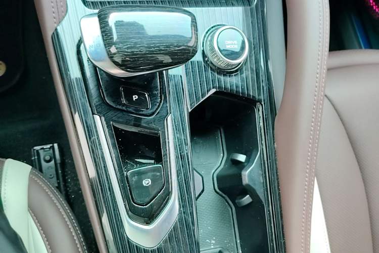 Used Geely Auto Monjaro L 2024 2.0TD High-Power Automatic Two-Wheel Drive Yunqi Version Gear Lever