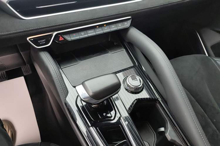 Used Geely Auto Monjaro L 2024 2.0TD High-Power Automatic Two-Wheel Drive Skyline Edition Gear Lever
