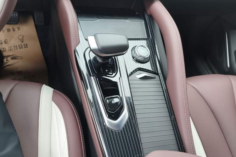 Used Geely Auto Monjaro L 2024 2.0TD High-Power Automatic Two-Wheel Drive Yunqi Version Gear Lever