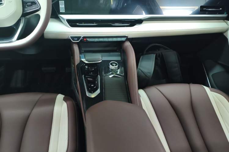Used Geely Auto Monjaro L 2024 2.0TD High-Power Automatic Two-Wheel Drive Yunqi Version Gear Lever