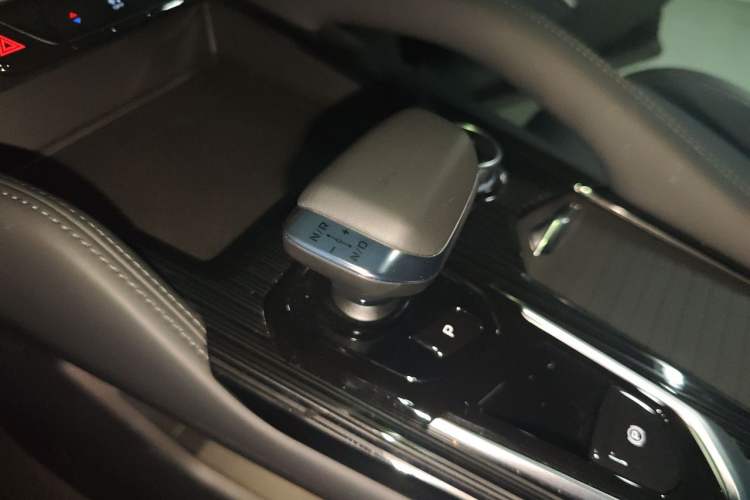 Used Geely Auto Monjaro L 2024 2.0TD DCT EVO Two-Wheel Drive Long-Range Version Gear Lever