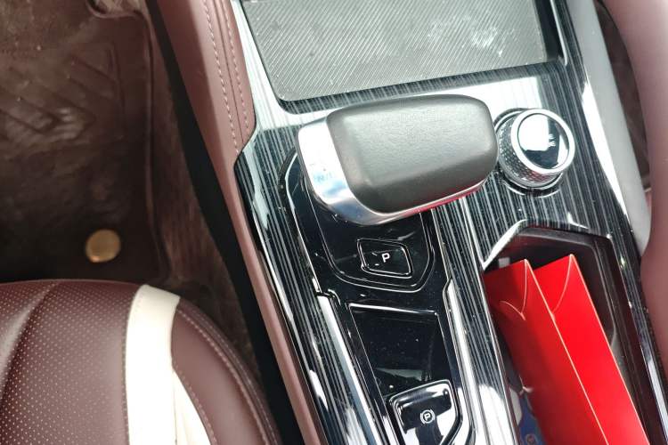 Used Geely Auto Monjaro L 2024 2.0TD High-Power Automatic Two-Wheel Drive Yunqi Version Gear Lever
