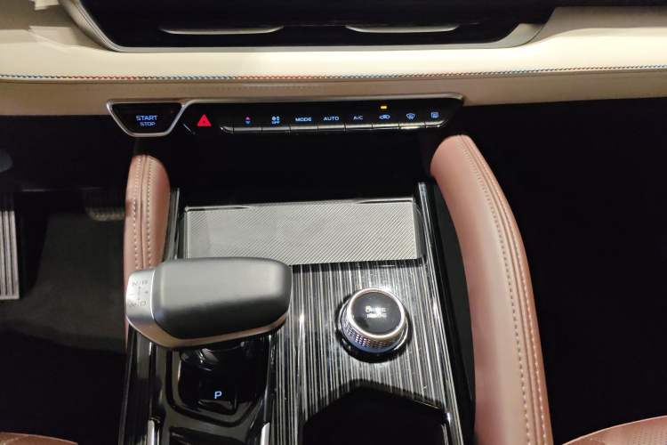 Used Geely Auto Monjaro L 2024 2.0TD High-Power Automatic Two-Wheel Drive Yunqi Version Gear Lever