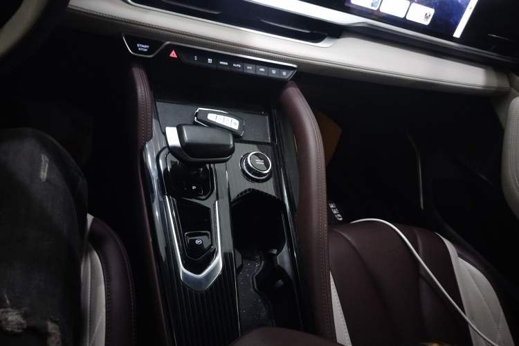 Used Geely Auto Monjaro L 2024 2.0TD High-Power Automatic Two-Wheel Drive Yunqi Version Gear Lever