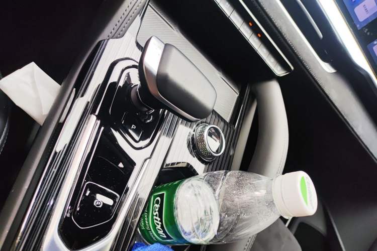 Used Geely Auto Monjaro L 2024 2.0TD High-Power Automatic Two-Wheel Drive Skyline Edition Gear Lever