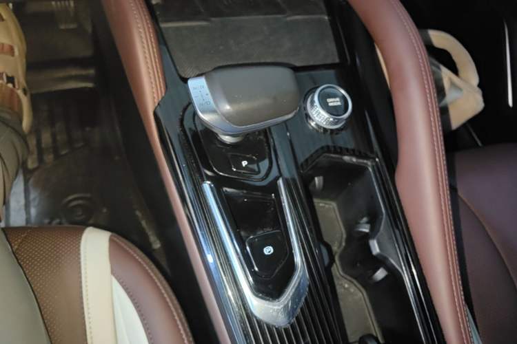 Used Geely Auto Monjaro L 2024 2.0TD High-Power Automatic Two-Wheel Drive Yunqi Version Gear Lever