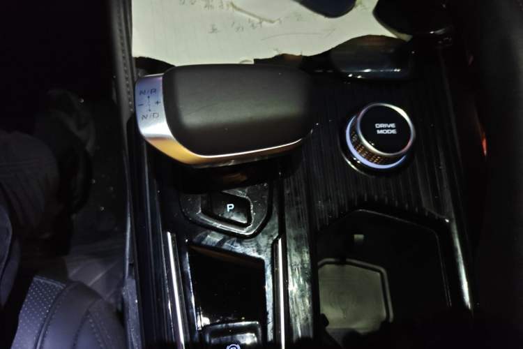 Used Geely Auto Monjaro L 2024 2.0TD DCT EVO Two-Wheel Drive Long-Range Version Gear Lever