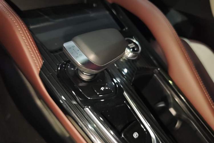Used Geely Auto Monjaro L 2024 2.0TD High-Power Automatic Two-Wheel Drive Yunqi Version Gear Lever