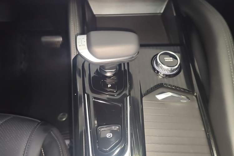 Used Geely Auto Monjaro L 2024 2.0TD DCT EVO Two-Wheel Drive Long-Range Version Gear Lever
