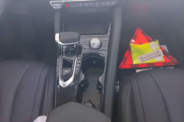 Used Geely Auto Monjaro L 2024 2.0TD DCT EVO Two-Wheel Drive Long-Range Version Gear Lever