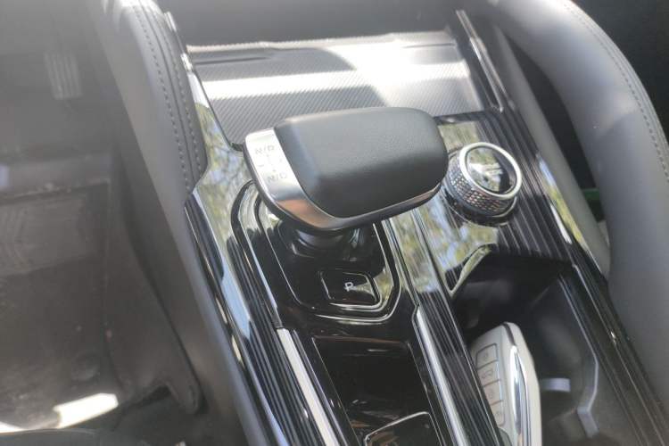 Used Geely Auto Monjaro L 2024 2.0TD High-Power Automatic Two-Wheel Drive Skyline Edition Gear Lever