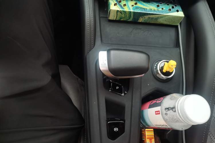 Used Geely Auto Monjaro L 2024 2.0TD High-Power Automatic Two-Wheel Drive Skyline Edition Gear Lever