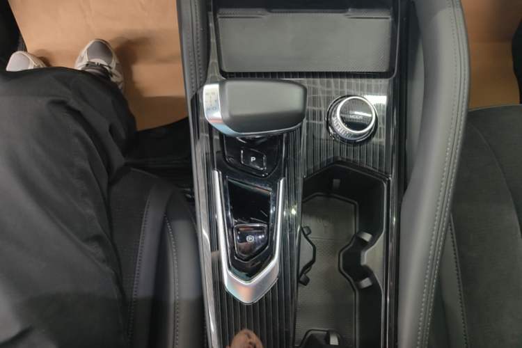 Used Geely Auto Monjaro L 2024 2.0TD High-Power Automatic Two-Wheel Drive Skyline Edition Gear Lever