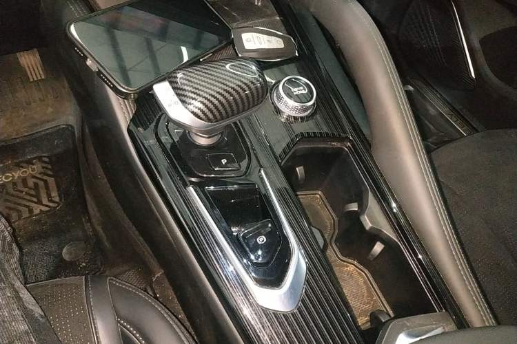 Used Geely Auto Monjaro L 2024 2.0TD High-Power Automatic Two-Wheel Drive Skyline Edition Gear Lever