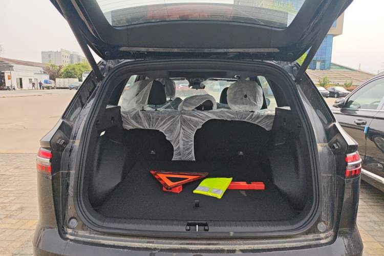 Used Geely Auto Monjaro L 2024 2.0TD DCT EVO Two-Wheel Drive Long-Range Version Trunk