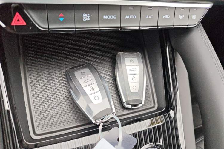 Used Geely Auto Monjaro L 2024 2.0TD DCT EVO Two-Wheel Drive Long-Range Version Vehicle Key