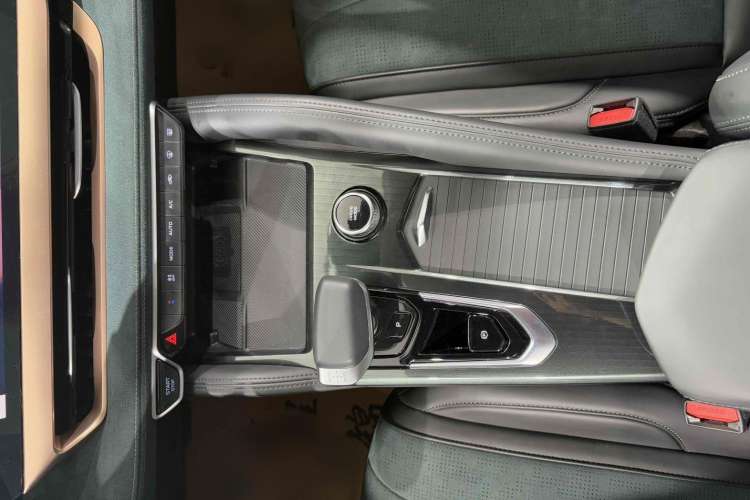 Used Geely Auto Monjaro L 2024 2.0TD High-Power Automatic Two-Wheel Drive Skyline Edition Gear Lever