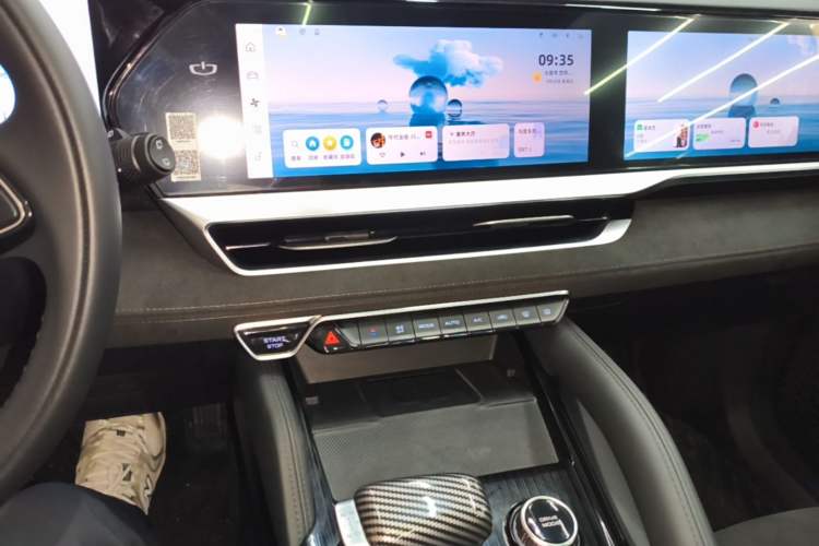 Used Geely Auto Monjaro L 2024 2.0TD High-Power Automatic Two-Wheel Drive Skyline Edition Audio And AC Panel