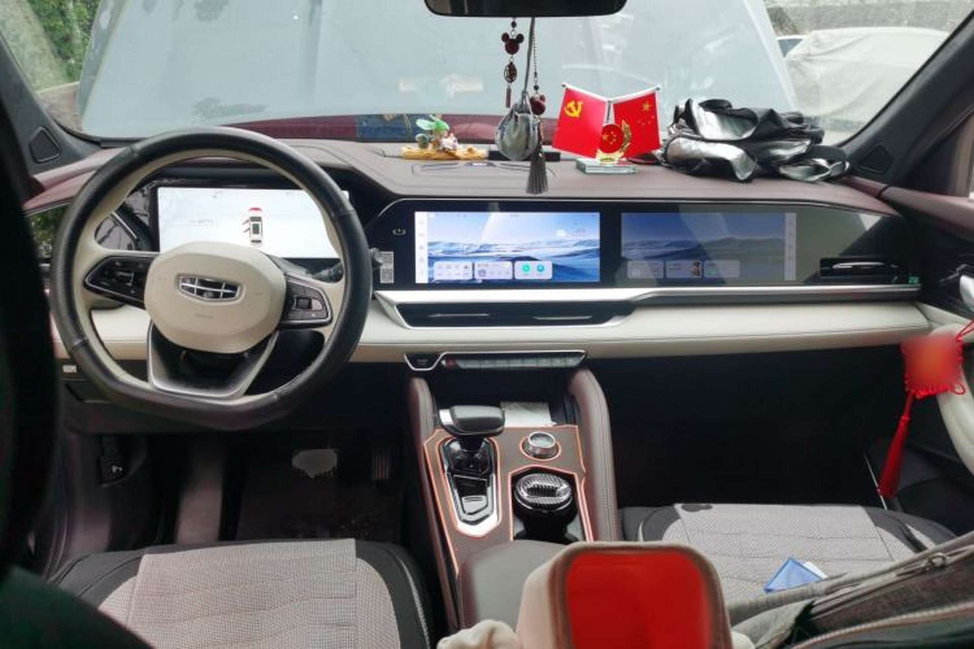 Used Geely Auto Monjaro L 2024 2.0TD DCT EVO Two-Wheel Drive Prestige Version Center Console
